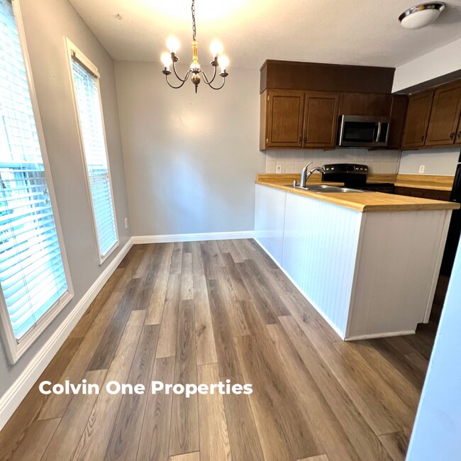 Building Photo - 303 E Montcastle Dr