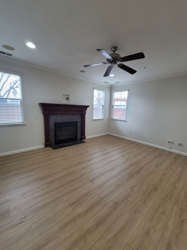 Building Photo - Beautiful 4-Bedroom Brentwood Home on Corn...