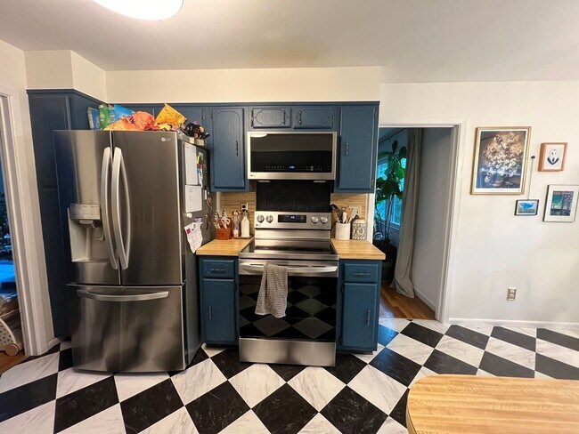 Building Photo - Spacious Well Maintained 3 Bedroom 2.5-Bat...