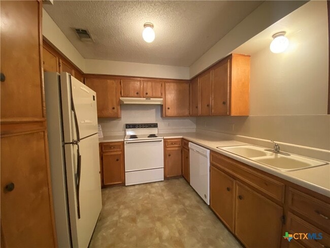 Building Photo - 40 Royal Crest