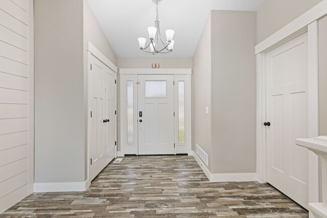 Building Photo - Partially furnished Twin home in Rigby