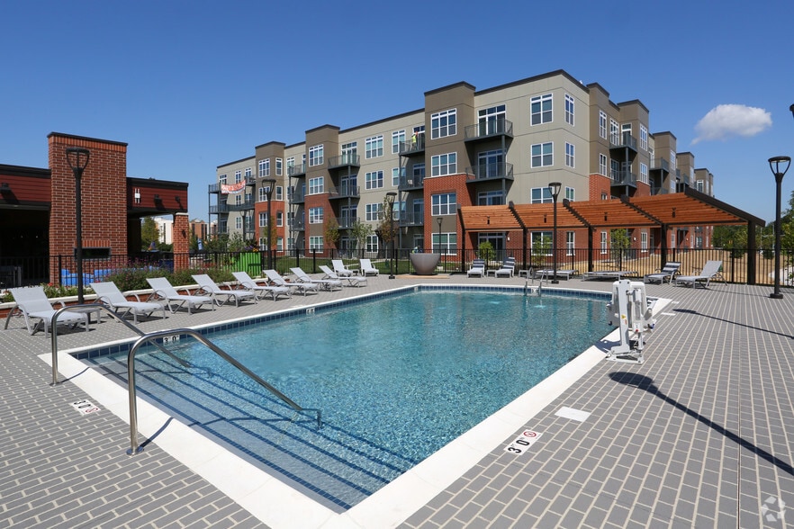 The Residences at Hamilton Lakes 1133 N Arlington Heights Rd Itasca