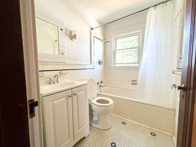 Building Photo - 15 Ledyard St