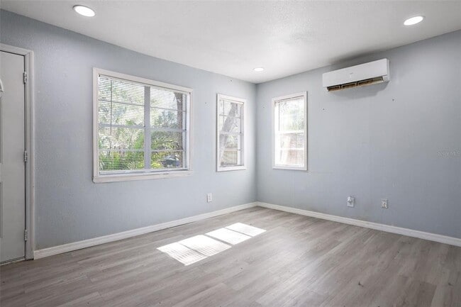 Building Photo - 524 6th Ave NE