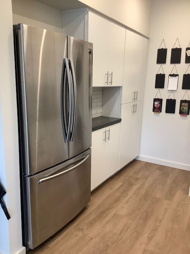 Building Photo - Contemporary 2 bed, 2.5 bath Luxury Townho...