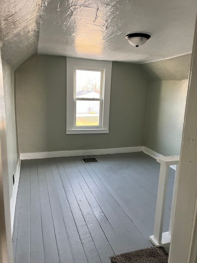 Building Photo - 3 bedroom 1 bath home!