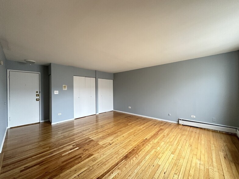 Building Photo - 1515 W Morse Ave