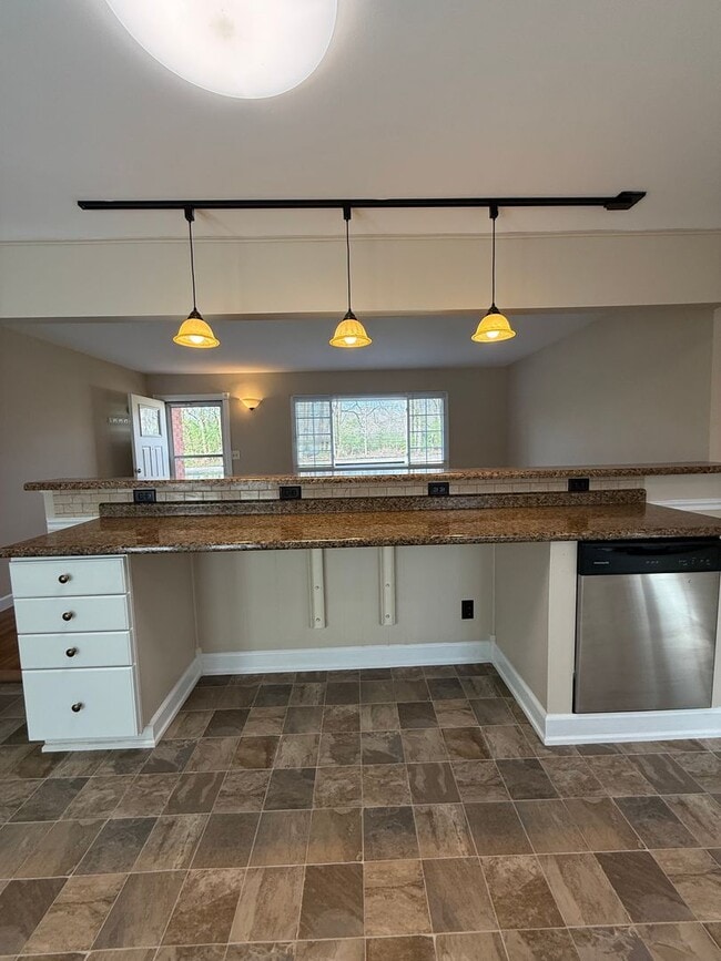 Building Photo - 3 Bedroom House Available Now!