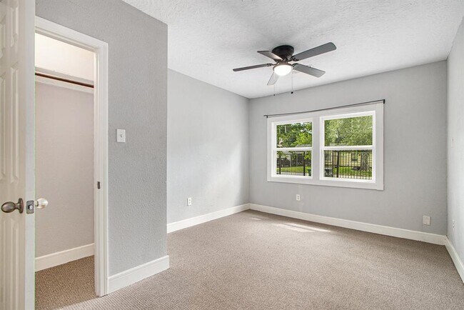 Building Photo - 9414 Rosehaven Dr