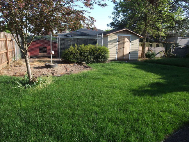 Building Photo - Adorable Little House Just A Few Blocks Fr...