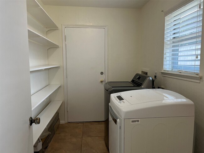 Building Photo - 8831 Hendon Ln