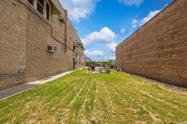 Building Photo - 7041 W Addison St