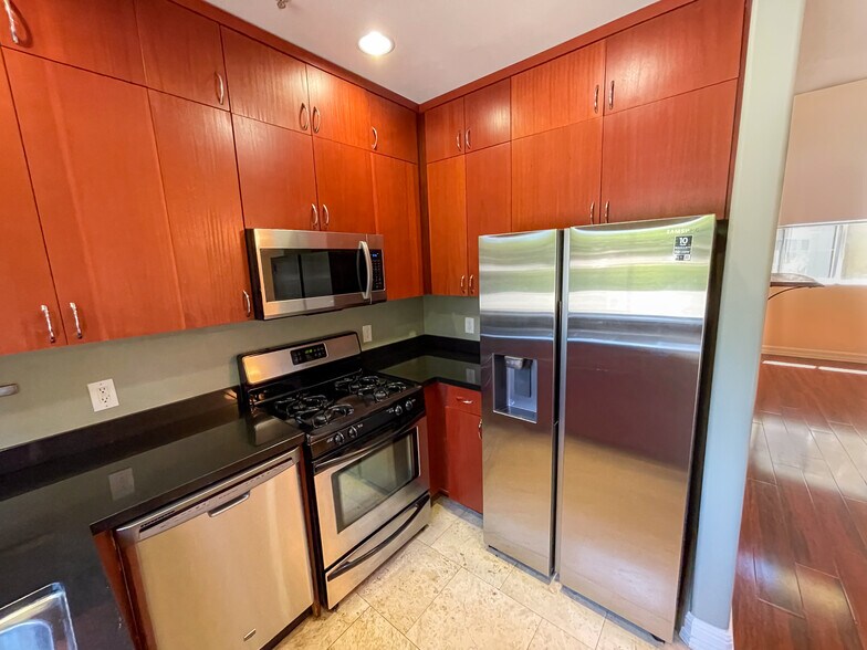 Building Photo - 2027 Beloit Ave