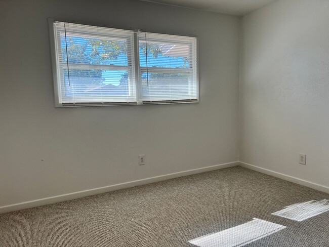 Building Photo - Newly Remodeled 3 bed 2 bath