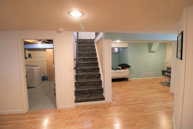 Family room - 2300 Ives Ln N