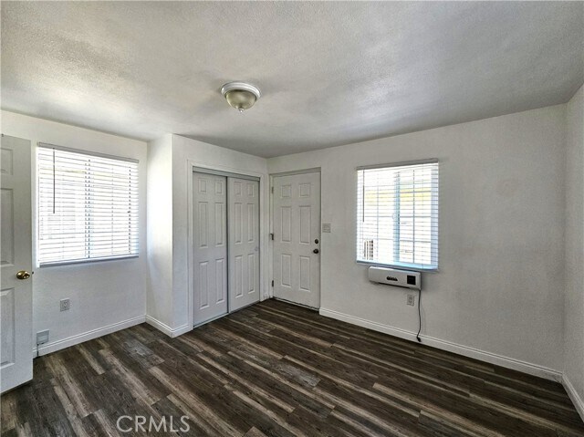 Building Photo - 656 W 21st St