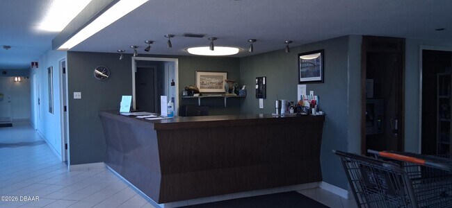 Building Photo - 1224 S Peninsula Dr