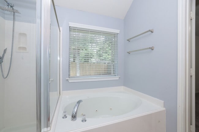 Building Photo - 7 N Regan Mead Cir