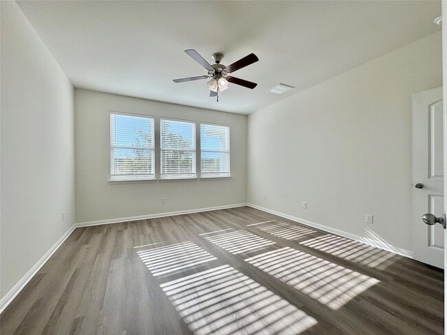 Building Photo - 320 La Escalera Dr