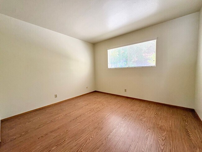 Building Photo - 1732 Las Gallinas Ave