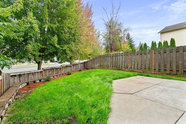 Building Photo - 4 bedrooms 2.5 bath, fenced backyard, AC, ...