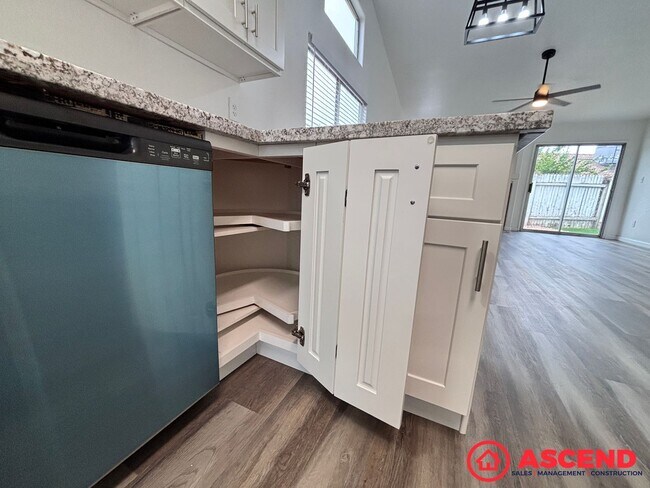 Building Photo - Beautiful 4 Bedroom Home In Rosedale!