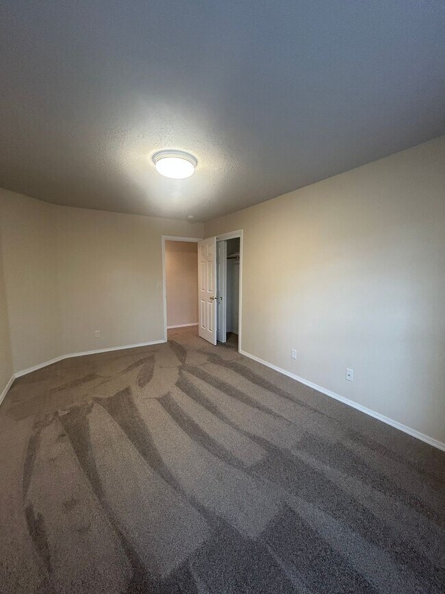 Building Photo - Beautiful Three Bedroom in Keizer