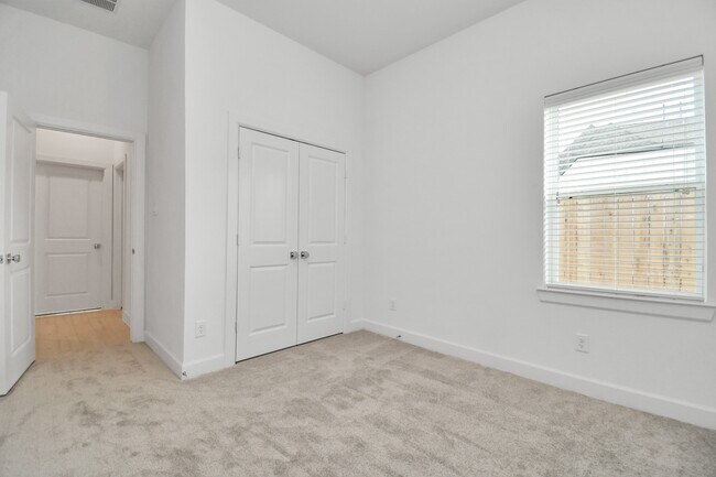 Building Photo - 211 Amaranth Wy