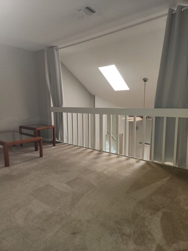 Building Photo - WILLOW CREEK POINTE