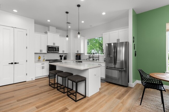 Building Photo - 3030 Live Oak St