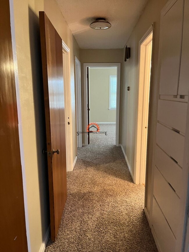 Building Photo - Spacious 3 bedrooms 1.5 baths home with 1 ...