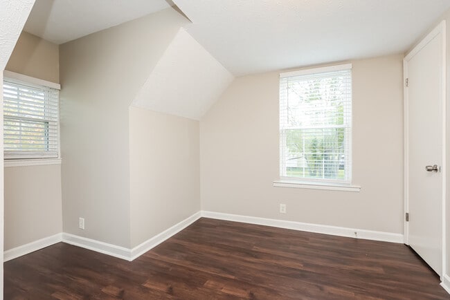 Building Photo - 3200 Lakeford Dr