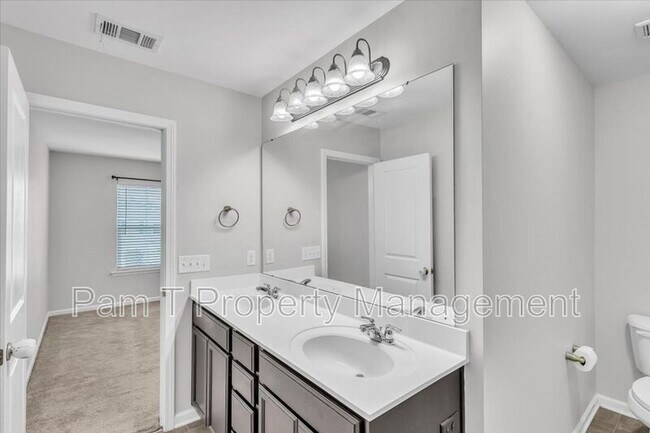 Building Photo - 213 Cromer St