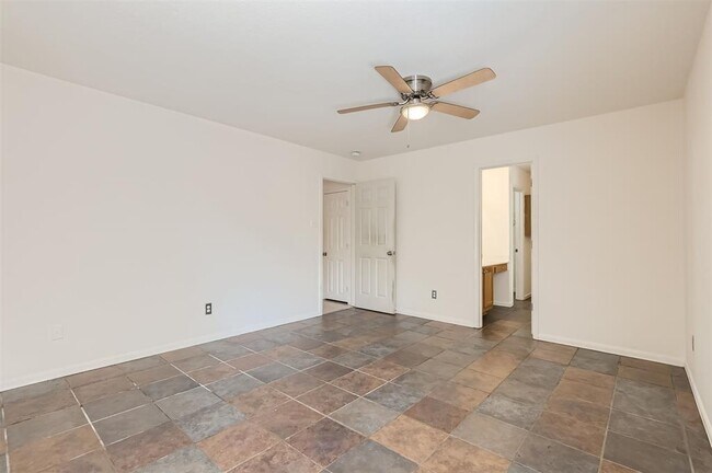 Building Photo - 3001 Rainy River Dr