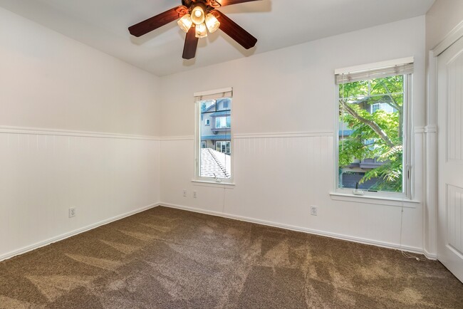 Building Photo - Spacious 3/2.5 Condo w/ Detached 1 Car Garage