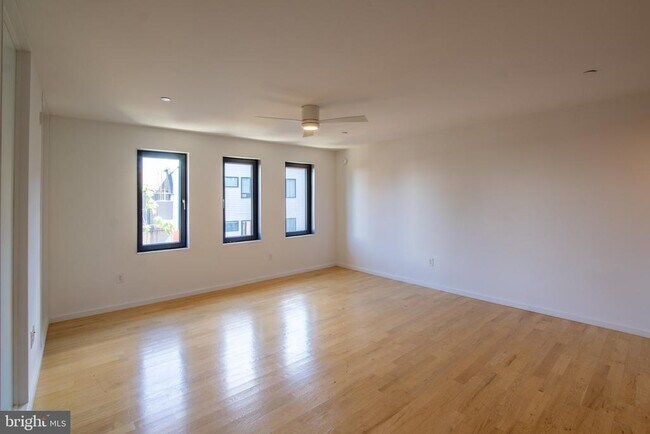 Building Photo - 152 W Laurel St