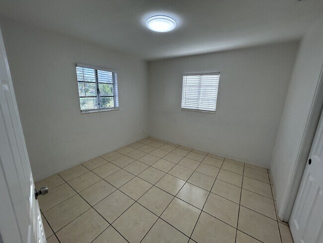 Building Photo - "Charming 3-Bedroom Home in St. Petersburg with Spacious 1,199 Sq Ft Layout!"