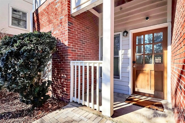 Building Photo - 105 S Summit Ave