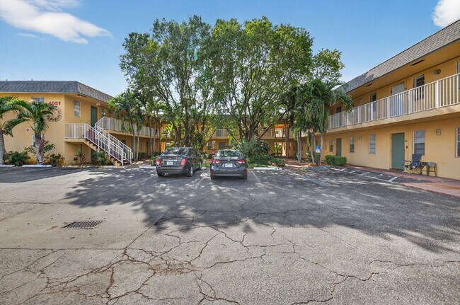 Building Photo - Bright & Modern 1-Bedroom Apartment in Prime Oakland Park Location