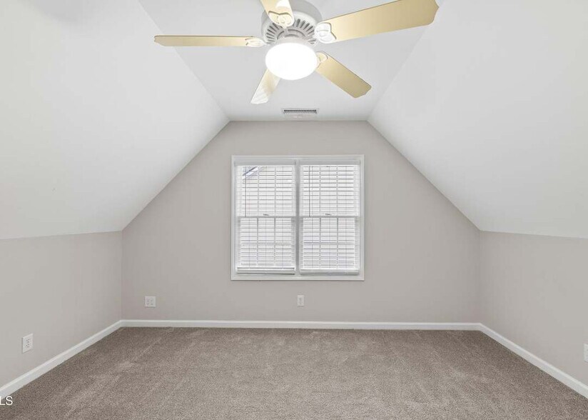 Building Photo - Room in Single Family Home on College Ave