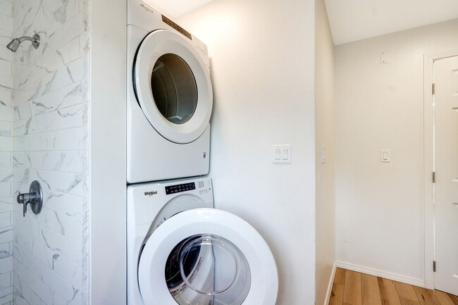 Building Photo - Cute 1 bedroom, 1 bathroom home near downt...