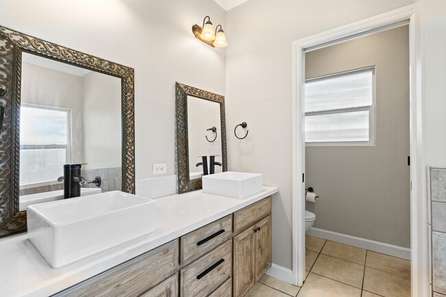 Building Photo - 687 Glenn View Ct