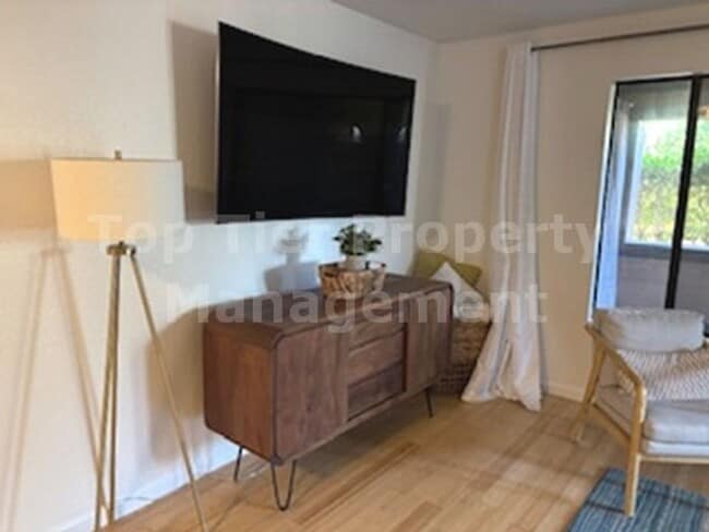 Building Photo - **Beautiful, Fully-Furnished 2 bed / 2.5 b...
