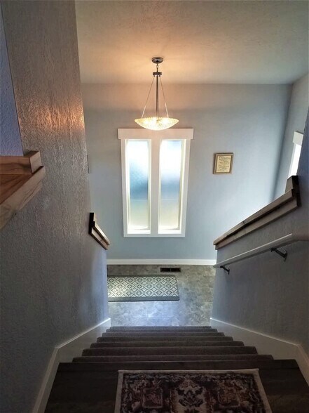 Building Photo - 2114 W 6th St