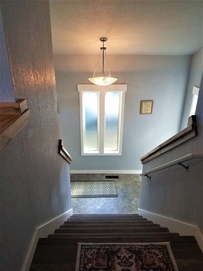 Building Photo - 2114 W 6th St