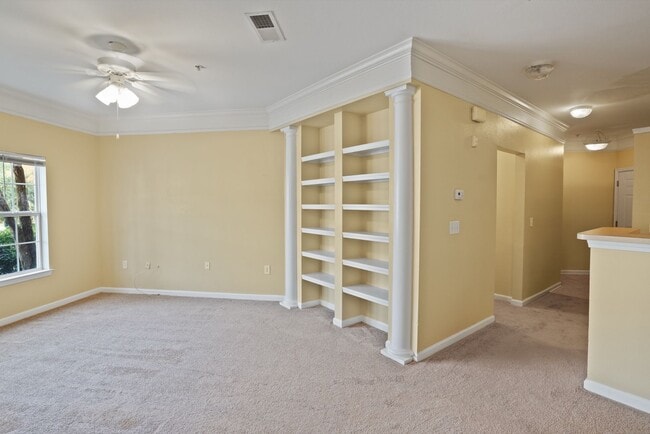 Building Photo - 2 bedroo 2-bathroom ground floor with screened patio for rent Wilmington Island