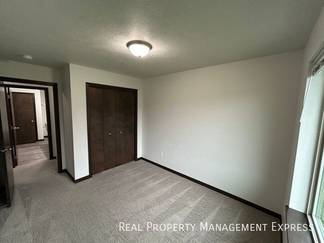 Building Photo - 3 Bed 1.5 Bath in West Sioux Falls
