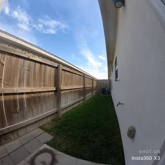 Building Photo - 2022 Summerland Ln