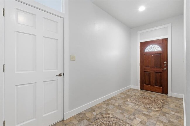 Building Photo - 307 Pin Oak Ct