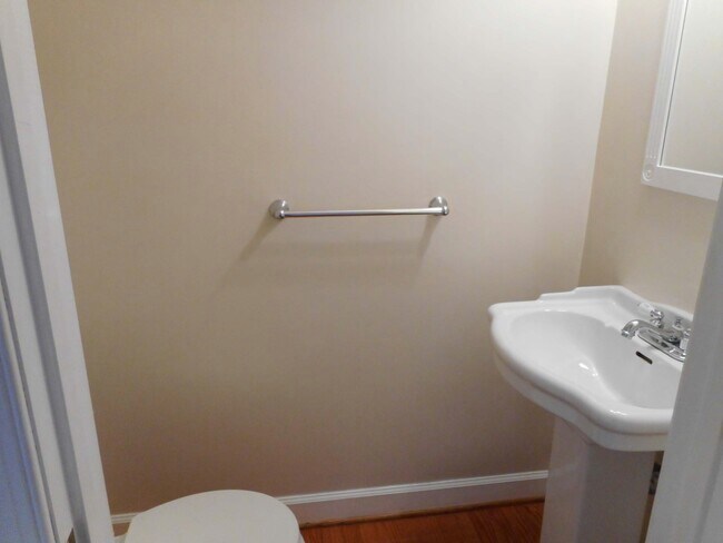 Building Photo - 608 Green St